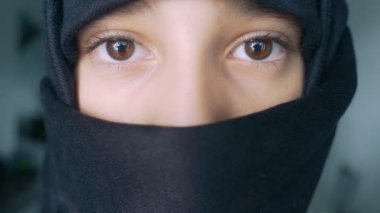 Yakın çekim. Siyah Tesettür Islamska kız