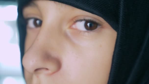 Närbild. Islamska flicka i svart hijab — Stockvideo