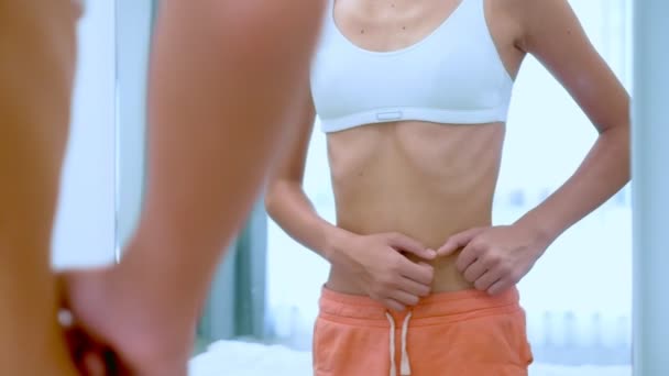 Anoreksiya kavramı - yansıması aynaya bakarak kaburgaları çıkıntılı ince genç kız — Stok video