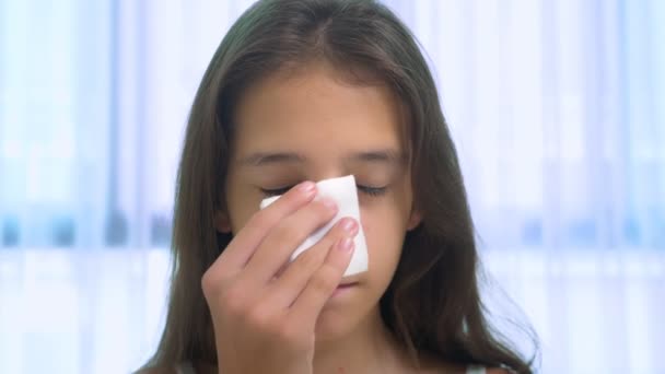 Conceito Cuidados Pele Adolescente Adolescente Menina Limpa Pele Rosto Com — Vídeo de Stock