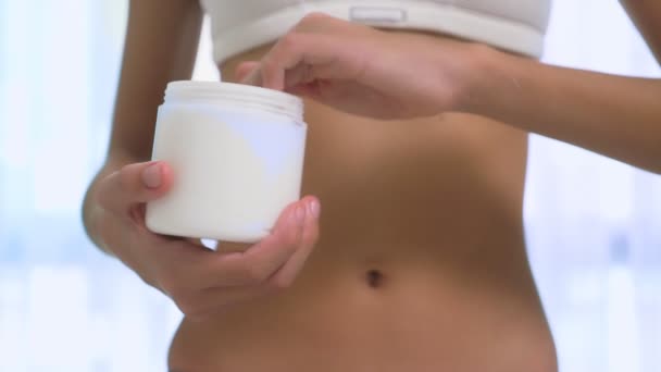 Primer plano, Hermosa chica adolescente delgada usando crema en su vientre. concepto de cuidado corporal — Vídeos de Stock