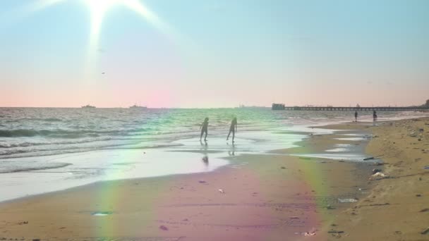 Šťastný Dospívající Běžet Podél Pobřeží Catch Hra Pláži — Stock video