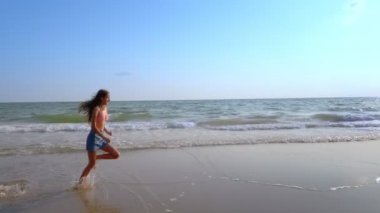 Mutlu gençler deniz kıyısı çalıştırın. Sahilde Catch-up oyunu