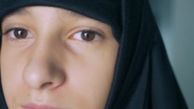 Yakın çekim. Siyah Tesettür Islamska kız.