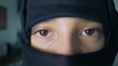 Yakın çekim. Siyah Tesettür Islamska kız