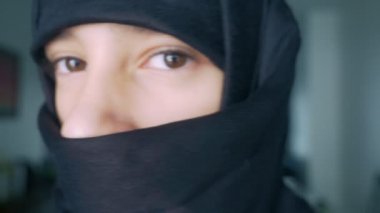 Yakın çekim. Siyah Tesettür Islamska kız