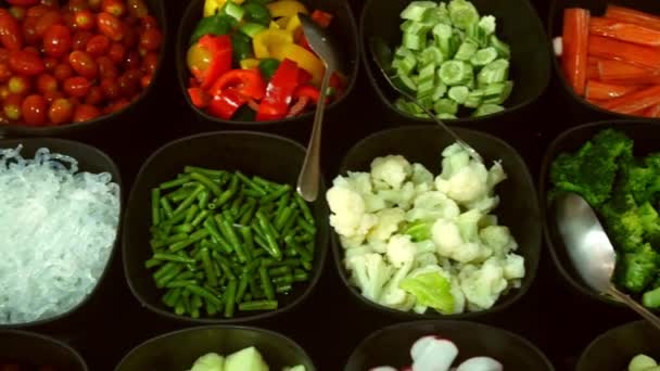 Asijské jídlo koncept. Thajsko. Čerstvá zelenina pro vaření na ulici v kiosku. — Stock video