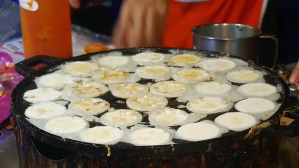 Asijské jídlo koncept. Thajsko. vaření tradiční thajské jídlo na ulici v celoobrazovkovém režimu. — Stock video