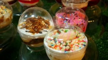 Gıda kavramı seçme. mağaza raflarında paketlerine çok renkli kek