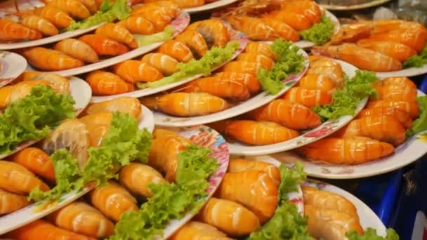 Asian street food concept. Thailand. Fresh seafood on the street kiosk. — Stock Video