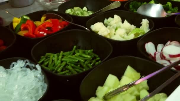 Concepto de comida callejera asiática. Tailandia. Verduras frescas para cocinar en la calle en el quiosco . — Vídeo de stock