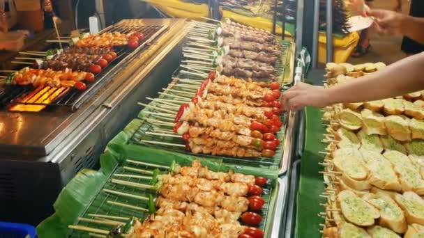 Thai straat voedsel. BBQ-barbecue op het vuur . — Stockvideo