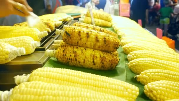 Conceito de comida de rua asiática. Tailândia. cozinhar espigas de milho na grelha na rua no quiosque . — Vídeo de Stock