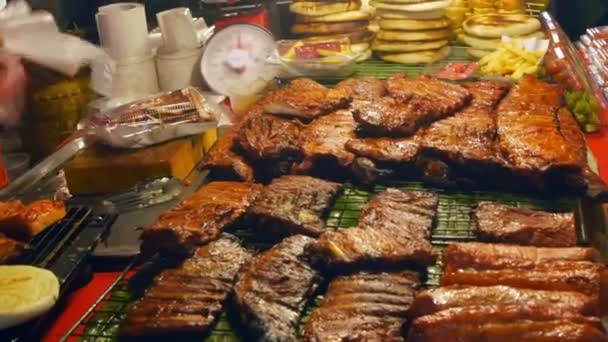 Thai street food. BBQ grill a tűz . — Stock videók