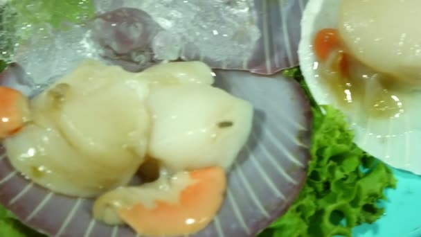 Concetto di street food asiatico. Thailandia. Pesce fresco sul chiosco di strada . — Video Stock