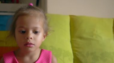 küçük Asyalı kız, yemek çikolata, komik çocuk, yakın çekim portre.