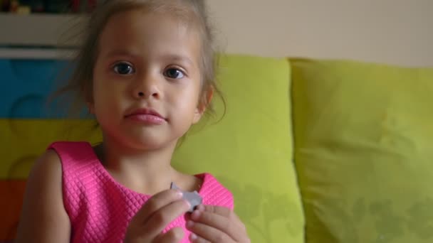 Pouco asiático menina, comer chocolate, engraçado criança, close-up retrato — Vídeo de Stock