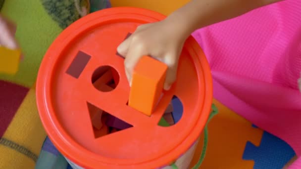 Pouco bonito menina asiática joga jogos educativos com cubos. estudo da forma geométrica dos objetos . — Vídeo de Stock