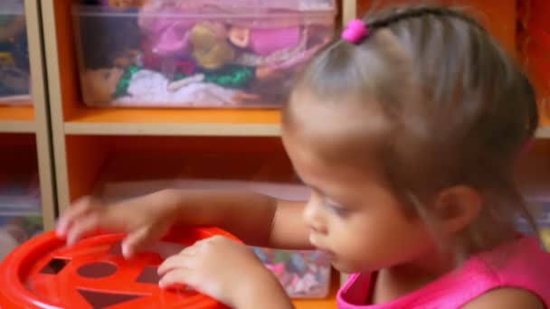 Pouco bonito menina asiática joga jogos educativos com cubos. estudo da forma geométrica dos objetos . — Vídeo de Stock