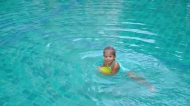 Asya sevimli küçük kız havuzda oynarken