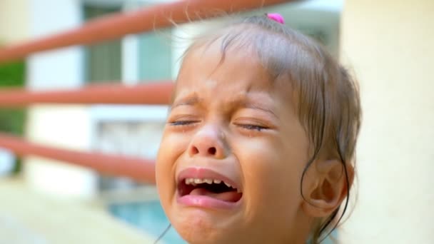 泣いているかわいいアジアの女の子が彼女の顔に涙のクローズ アップ、肖像画. — ストック動画