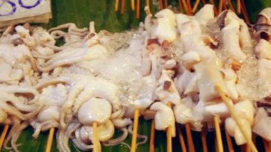 Asya sokak gıda kavramı. Tayland. Sokak Kiosk taze deniz ürünleri.