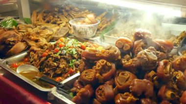 Asya sokak gıda kavramı. Tayland. bir köşk Caddesi üzerinde geleneksel Tay gıda pişirme.