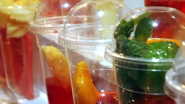 Conceito de comida de rua asiática. Tailândia. fruta em copos, cortada para fazer smoothies no rack de um quiosque ao ar livre . — Vídeo de Stock