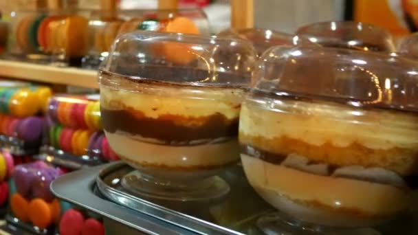 Scegliere il concetto di cibo. torte multicolori in confezioni sugli scaffali del negozio — Video Stock