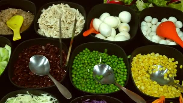 Asya sokak gıda kavramı. Tayland. Köşk Caddesi üzerinde yemek pişirmek için taze sebze. — Stok video