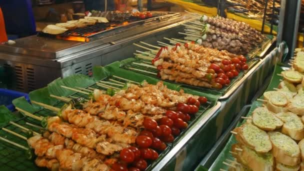 Concepto de comida callejera asiática. Tailandia. cocinar comida tradicional tailandesa en la calle en un quiosco . — Vídeo de stock