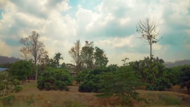 Arabamın penceresinden görüntüleyin. Tayland kırsal geçmiş sürüş. — Stok video