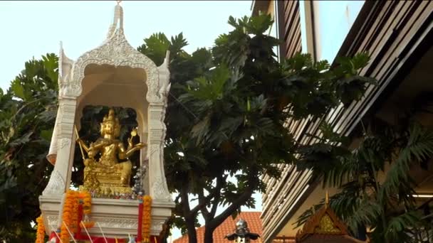 Buddhizmus, Thai stílusban. Szép nagy ház a háttérben pálmafák a szellem — Stock videók