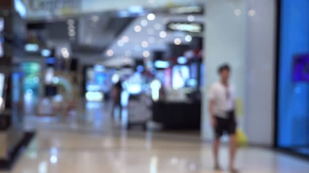 Fondo borroso. Interior difuminado abstracto de hermosas tiendas de lujo modernas y tiendas al por menor. gente caminando en el centro comercial . — Vídeos de Stock