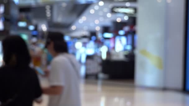 Fondo borroso. Interior difuminado abstracto de hermosas tiendas de lujo modernas y tiendas al por menor. gente caminando en el centro comercial . — Vídeo de stock