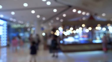 arka plan bulanık. İç güzel modern lüks mağazalar ve perakende mağaza bulanıklık. alışveriş merkezinde yürüyen insanlar.
