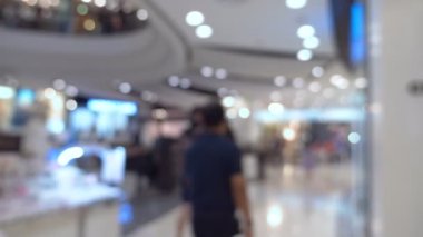 arka plan bulanık. İç güzel modern lüks mağazalar ve perakende mağaza bulanıklık. alışveriş merkezinde yürüyen insanlar.