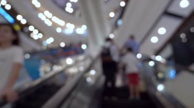 arka plan bulanık. İç güzel modern lüks mağazalar ve perakende mağaza bulanıklık. alışveriş merkezinde yürüyen insanlar.