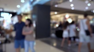 arka plan bulanık. İç güzel modern lüks mağazalar ve perakende mağaza bulanıklık. alışveriş merkezinde yürüyen insanlar.