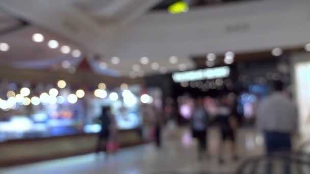 Fondo borroso. Interior difuminado abstracto de hermosas tiendas de lujo modernas y tiendas al por menor. gente caminando en el centro comercial . — Vídeo de stock