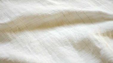 Arka plan beyaz pamuklu kumaştan. yakın çekim. kumaş doku.