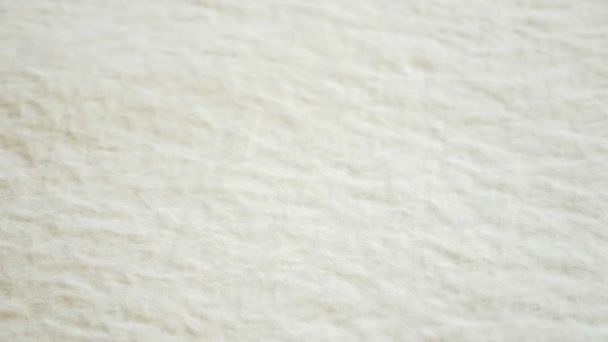 Fondo de tela de satén brillante. textura de primer plano de tela arrugada con un patrón de corazones blancos sobre un fondo de menta — Vídeos de Stock