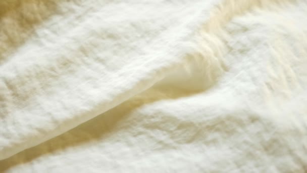 Fundo de tecido de cetim brilhante. textura close-up de tecido amassado com um padrão de corações brancos em um fundo de hortelã — Vídeo de Stock