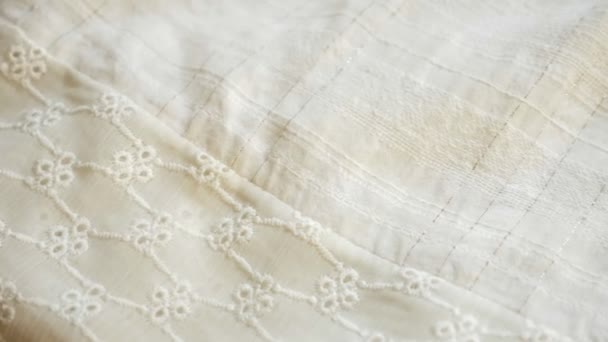 Tło z białą, bawełnianą tkaninę. szczelnie-do góry. tekstura tkanina. — Wideo stockowe