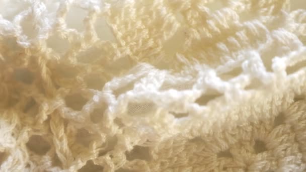 Achtergrond van witte gebreide stof. Close-up. textuur van gebreide lace stof. — Stockvideo