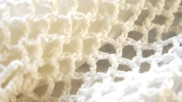 Achtergrond van witte gebreide stof. Close-up. textuur van gebreide lace stof. — Stockvideo