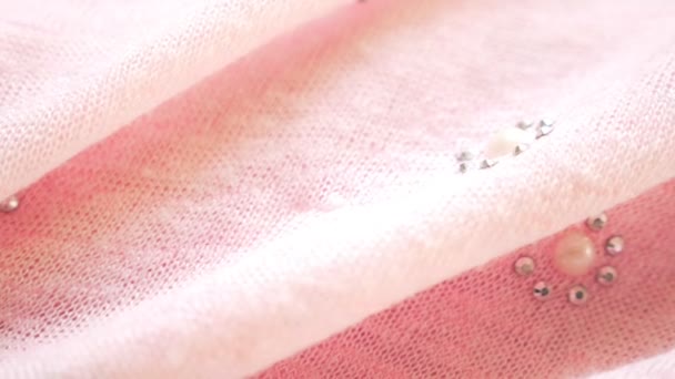 Fond en jersey rose doux avec strass. Gros plan. texture de tissu tricoté . — Video