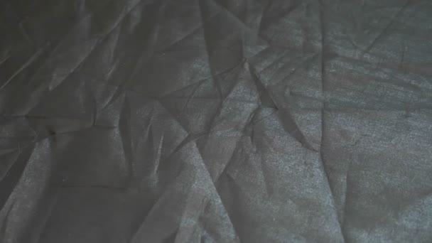 Fondo de tejido gris sintético arrugado. Primer plano. textura de tela — Vídeos de Stock