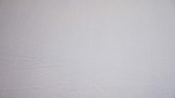 A háttér fehér, szintetikus gyűrött szövet. közelről. vászon textúra — Stock videók