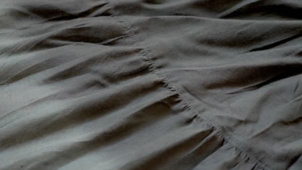 Achtergrond van grijze katoenen stof. Close-up. het patroon van de stof. verloop — Stockvideo